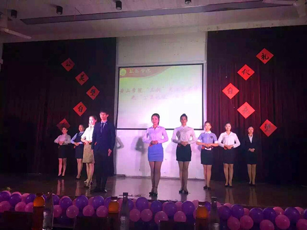 我校举办大学生公关礼仪大赛
